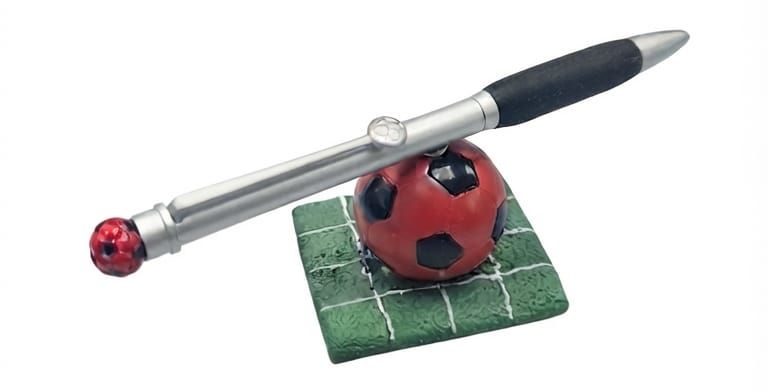 PENNA CON PORTA PENNA PALLONE ROSSONERI 065807 654 - Vista 3